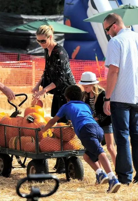 Heidi Klum se pregateste de Halloween cu copiii si noul iubit