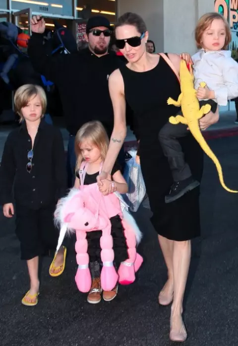 Angelina Jolie, obsedata de haine negre