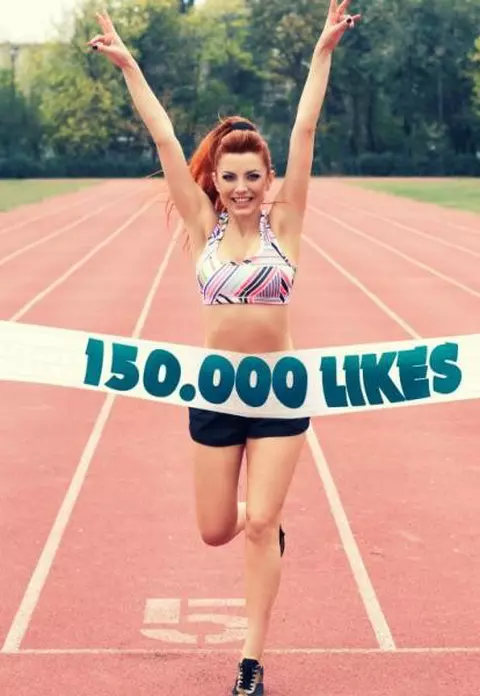 Elena Gheorghe sarbatoreste succesul de pe Facebook 