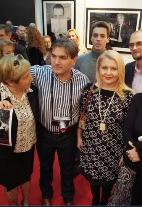 Mircea Radu, alaturi de prieteni, la vernisajul expozitiei sale