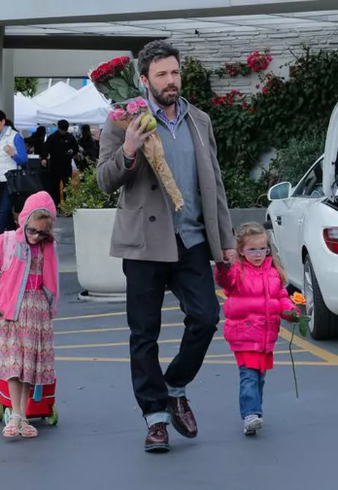 Ce tatic adorabil! Ben Affleck, cumparand flori pentru fetitele lui