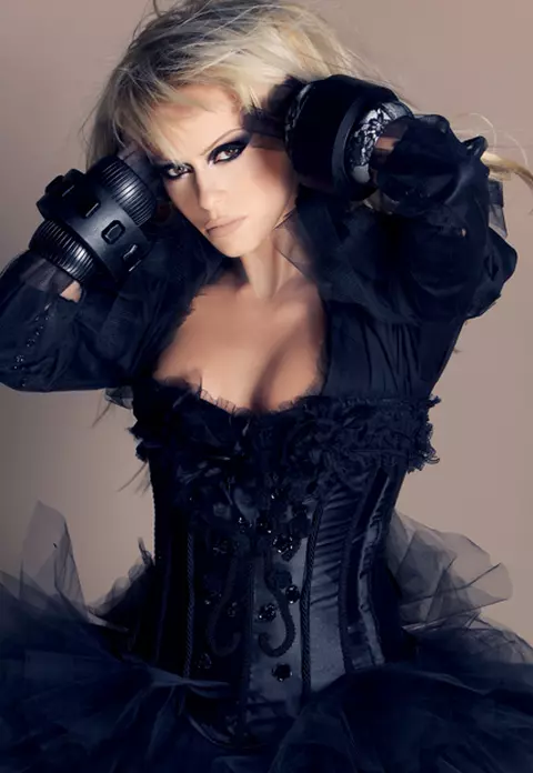 Anda Adam, bomba sexy pe platourile de filmare
