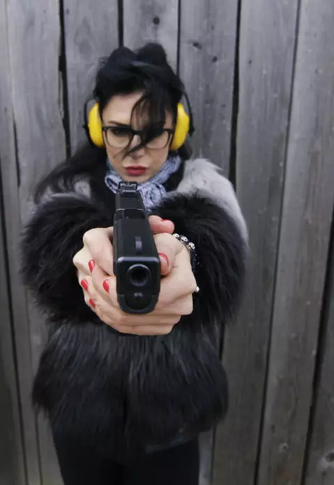 DJ Wanda invata sa traga cu pistolul