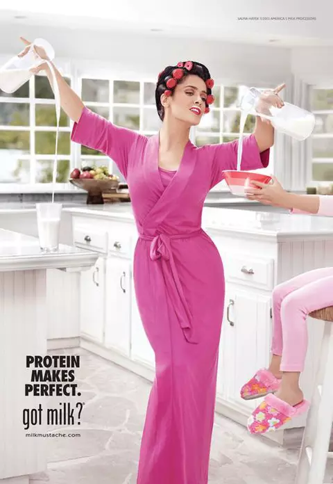 Salma Hayek promovează consumul de lapte natural 