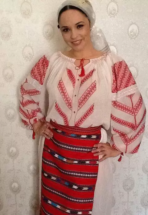 ANDREEA MARIN, în rol de... ţărăncuţă!
