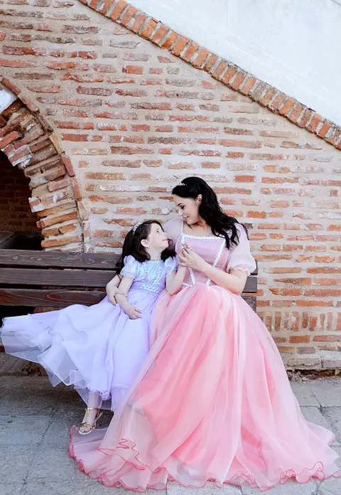 Andreea Marin şi Violeta în rochii de prinţese!