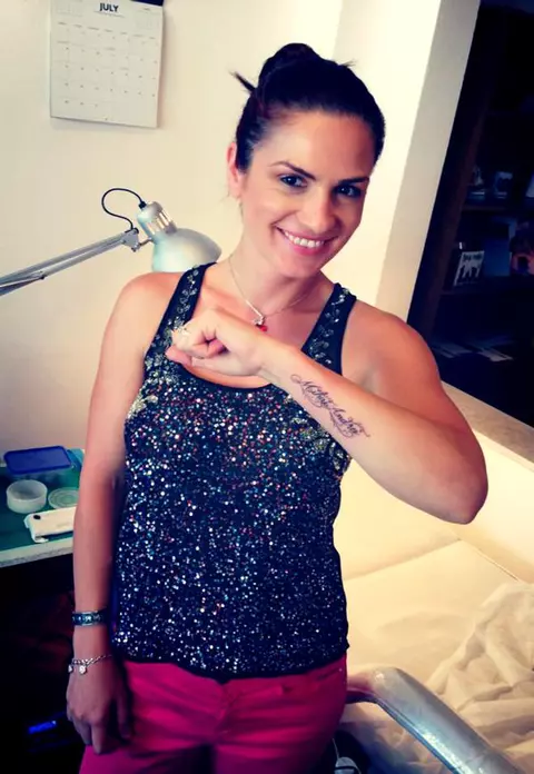 Ellie White şi-a tatuat numele copilului pe braţ!