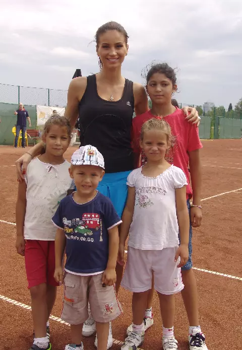Geanina Ilieş a jucat tenis alături de copiii orfani
