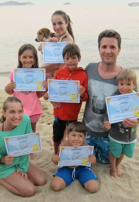 Andi Moisescu, în vacanţă cu familia în Skiathos. Vezi pozele!