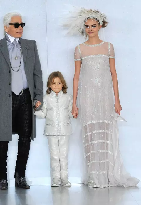 Vedete la show-ul Chanel Haute Couture 