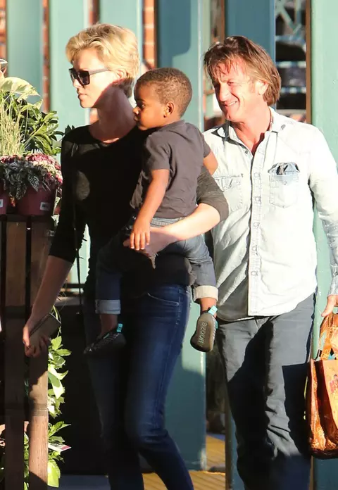 Charlize Theron şi Sean Penn, surprinşi la cumpărături