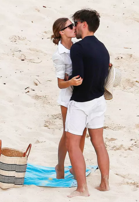 [FOTO] Olivia Palermo - Săruturi fierbinţi pe plajă