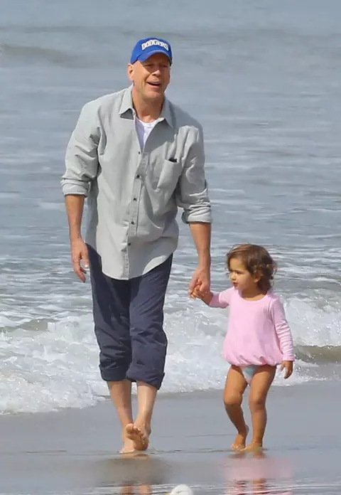 Bruce Willis – Momente speciale pe plajă alături de familia lui