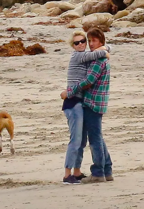 Charlize Theron şi Sean Penn – Îmbrăţişări romantice pe plajă