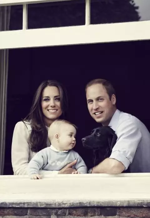 Kate, William, George  şi… Lupo – Portret de familie