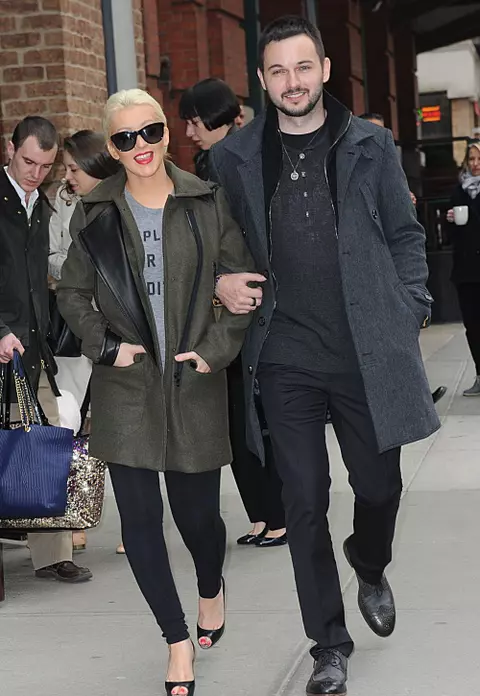 Christina Aguilera însărcinată – Pe tocuri, la plimbare cu logodnicul