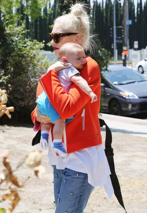 Gwen Stefani, la o petrecere cu băieţii ei. Uite cât de adorabil este Apollo!