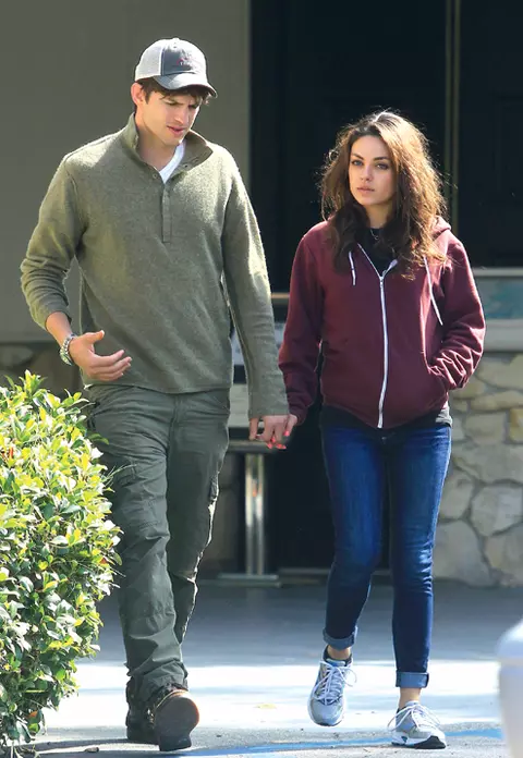  Mila Kunis şi Ashton Kutcher – 2 îndrăgostiţi şi jumătate 