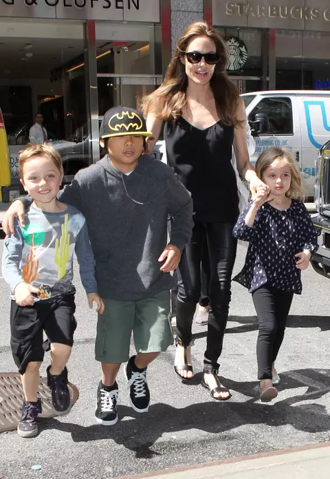 Angelina Jolie – La plimbare cu copiii prin New York 