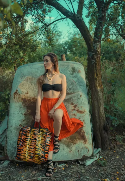 Adela Popescu – Super glam, într-o şedinţă foto realizată de iubitul ei