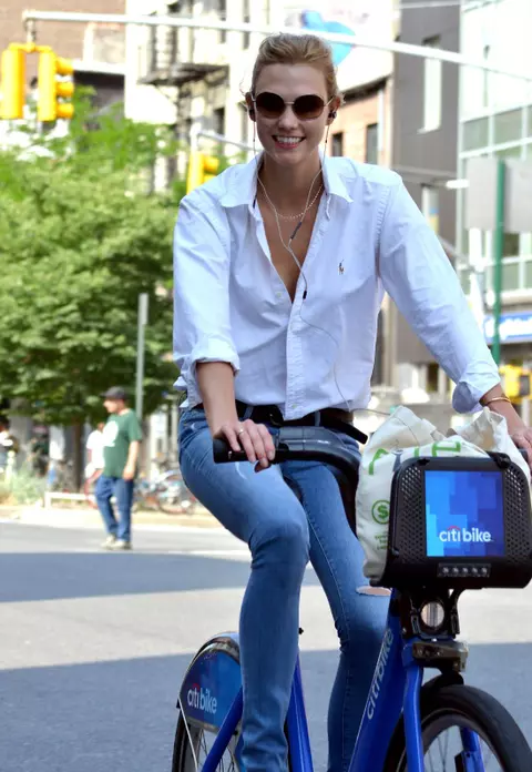 Bicicleta – Cel mai stylish accesoriu al verii pentru vedete