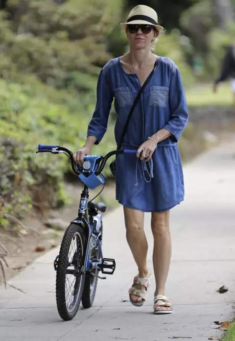 Naomi Watts – Mereu pe bicicletă  