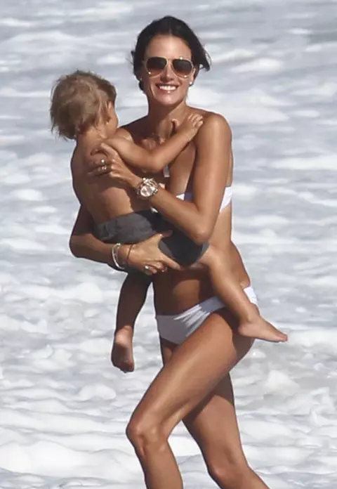 Alessandra Ambrosio – Un înger brazilian pe plajă 
