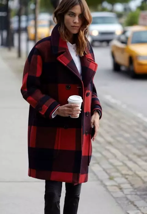 Alexa Chung – La New York, într-o jachetă statement Hilfiger Collection 