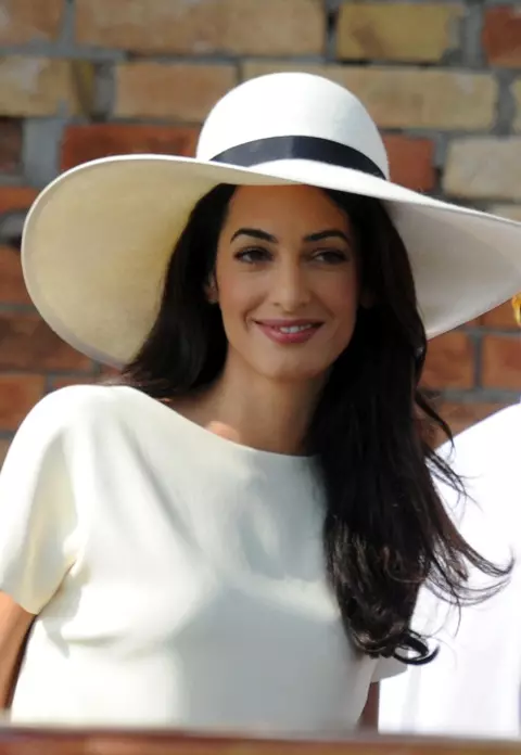 Amal Alamuddin – De o eleganţă desăvârşită în rochia de mireasă Oscar de la Renta