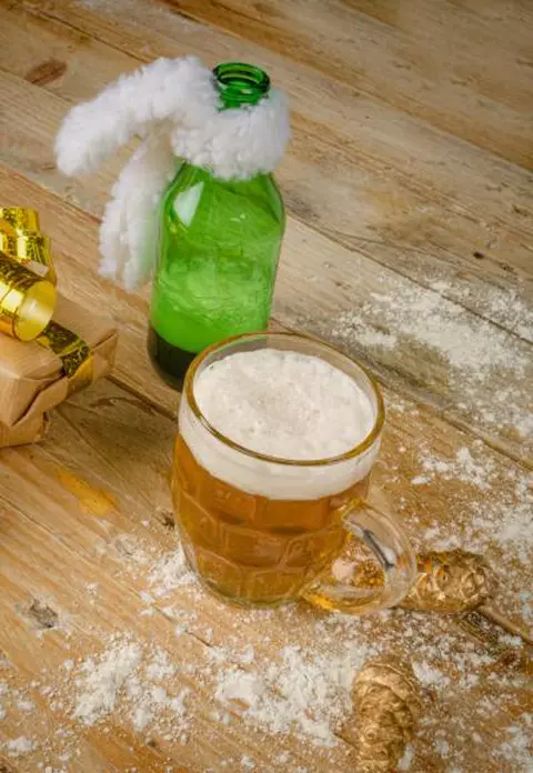 Cina de Anul Nou? Savurăm o bere alături de prieteni.
