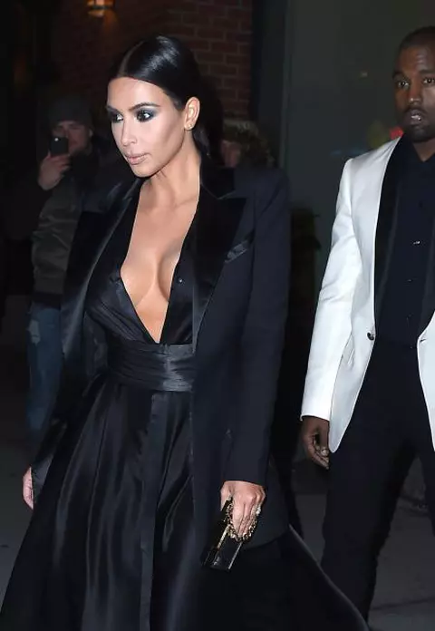 Kim Kardashian ignoră frigul cu ţinute sumare