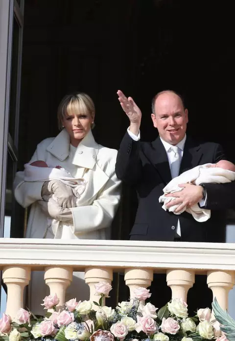 Albert şi Charlene de Monaco şi-au prezentat gemenii în mod oficial
