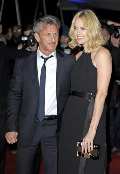 Charlize Theron şi Sean Penn – Pe covorul roşu, la Londra