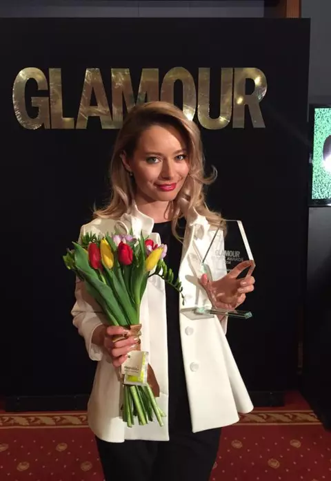 Laura Cosoi – Premiul Best Hairstyle la GLAMOUR Beauty Awards
