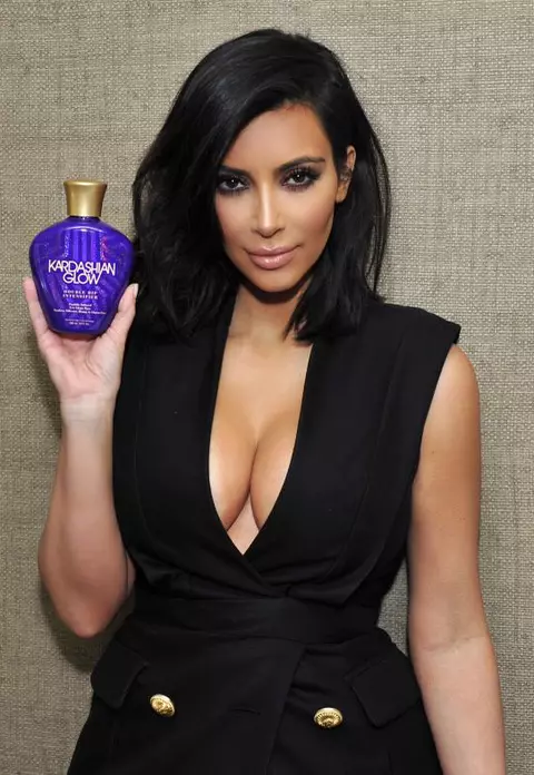 Kim Kardashian - Azi blondă, mâine brunetă