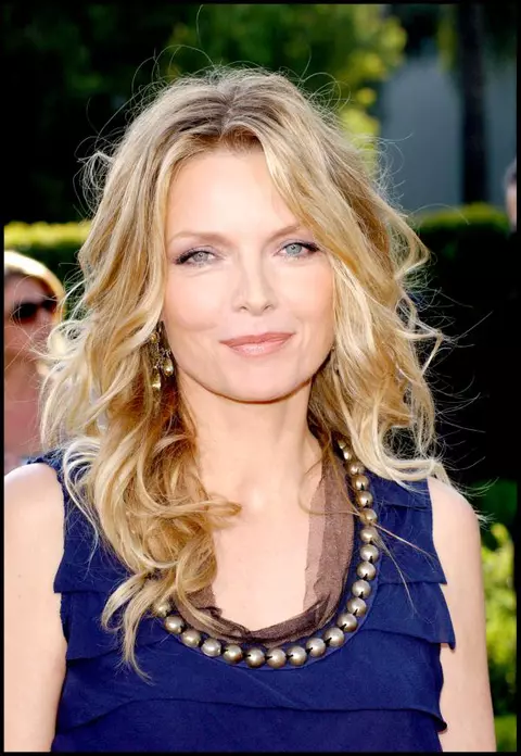 Michelle Pfeiffer – În 10 fotografii glam