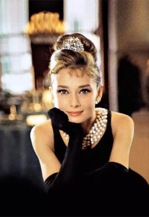 Audrey Hepburn – 20 de fotografii glam ale unui fashion icon