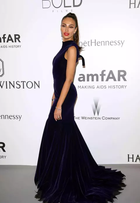 Mădălina Ghenea, la braț cu Lewis Hamilton la gala amfAR de la Cannes