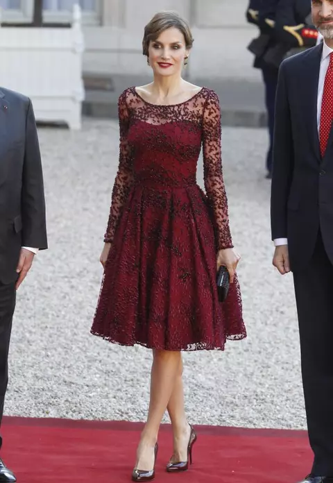 Regina Letizia a Spaniei – Ţinutele glam cu care a cucerit Parisul