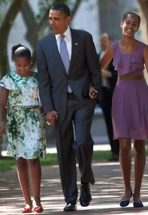 Obama, un părinte cool. Seară în oraş cu fetele sale