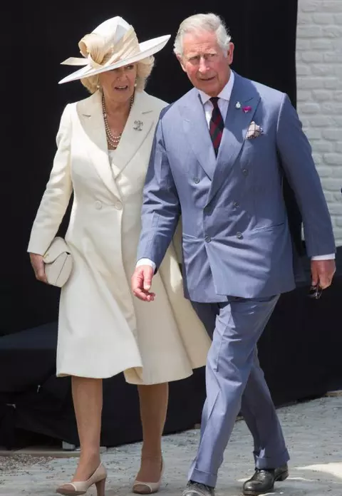Situaţie stânjenitoare: Camilla glumeşte pe seama Prinţesei Diana