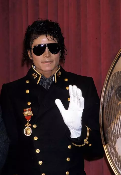 Mănușa albă a lui Michael Jackson, scoasă la licitație