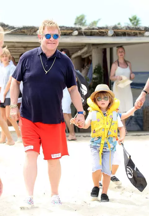 Elton John – Cu familia la Saint Tropez. Cum arată copiii artistului