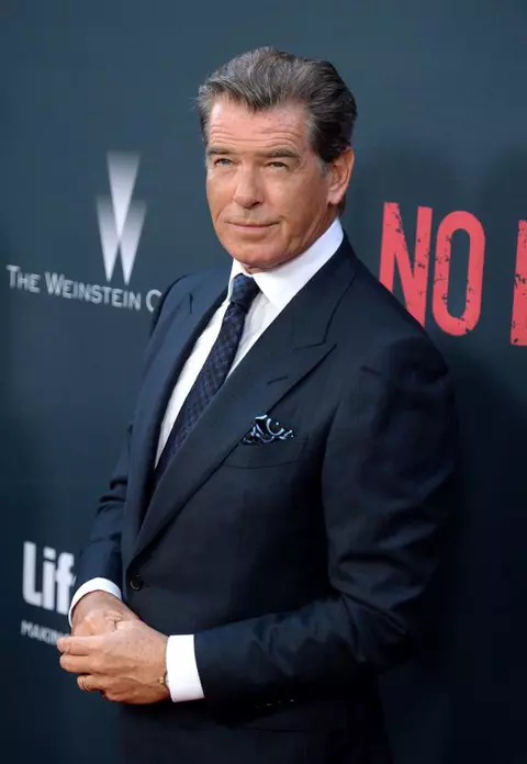 Pierce Brosnan, înconjurat de fiii săi, pe covorul roşu