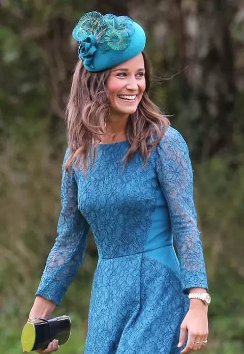Prinţul William, însoţit de cumnata sa la o nuntă