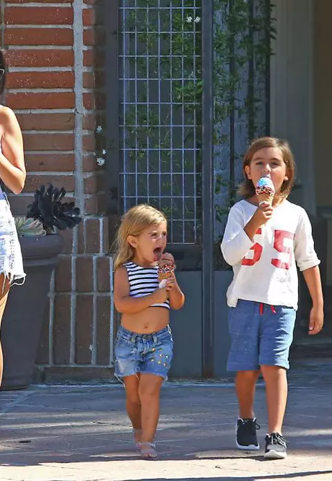 Kourtney Kardashian – Mamă sexy la Los Angeles