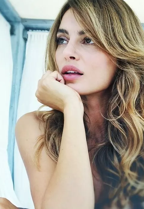 Catrinel Menghia şi-a schimbat look-ul. E din nou brunetă