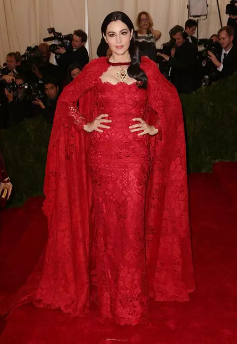 Monica Bellucci – Elegantă şi senzuală la 51 de ani