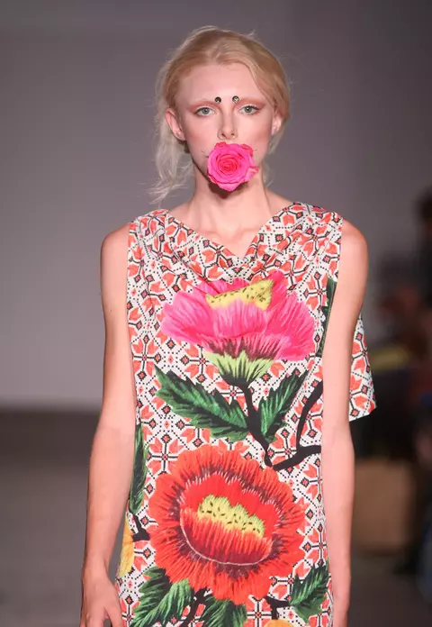 O colecţie inspirată de ia românească a fost admirată la New York Fashion Week