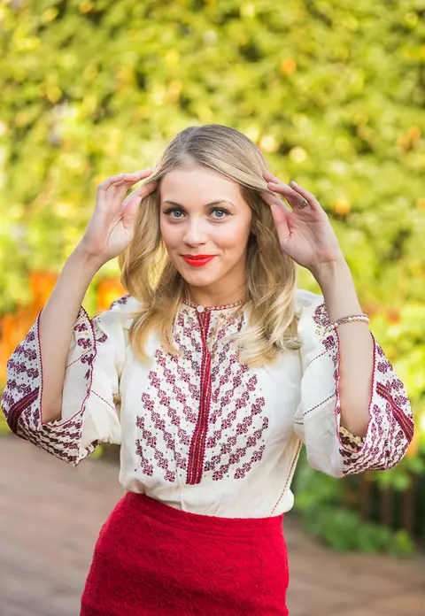 Andreea Ibacka, într-o ie veche de 70 de ani